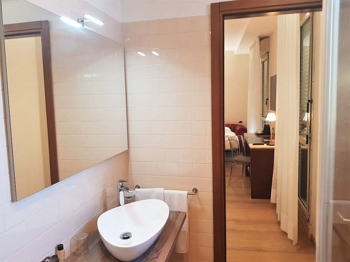 Bathroom 4, Hotel Astra Ferrara, Ferrara