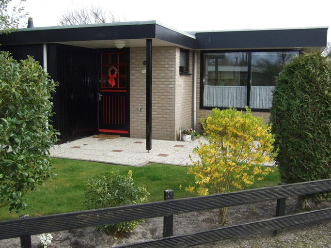 Exterior 2, Bungalow in Wildrijk With Fenced Garden, Zijpe