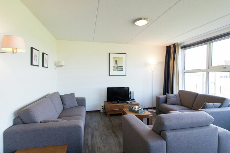 Living room 5, Thatched Villa With two Bathrooms Near the Beach, Ameland