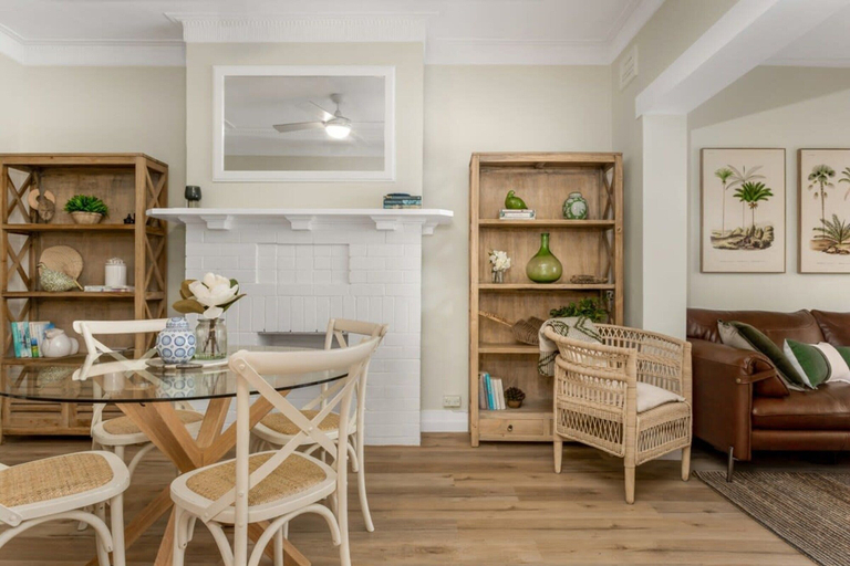 Dining 4, Spacious 2-Bed Apartment in the heart of Manly, Sydney