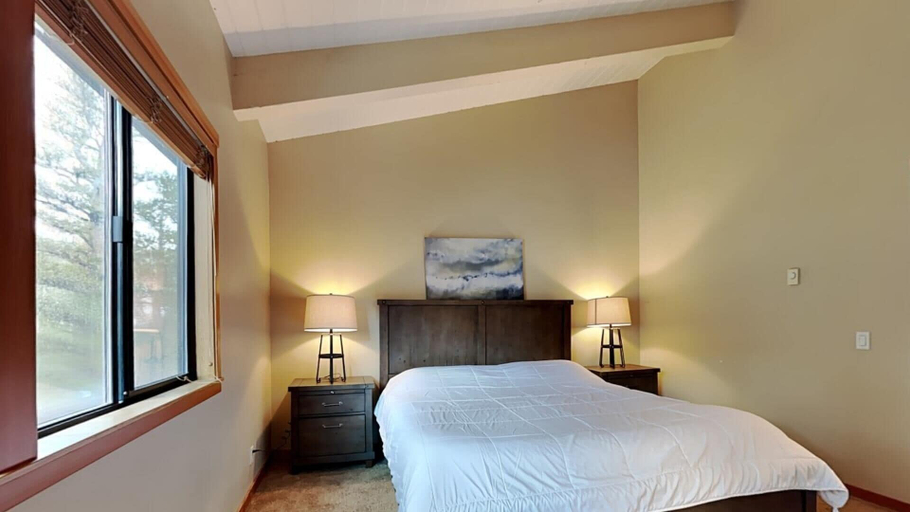 Room 5, Beautiful Mountainside 4 BR Plus Loft/4 Bath Home in Mammoth! by RedAwning, Mono
