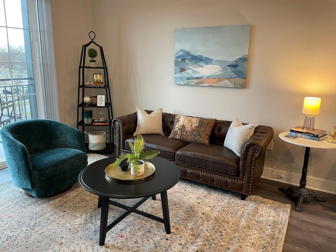 Room 3, Lux King 1BR Near OSU Parking Balcony Gym, Franklin