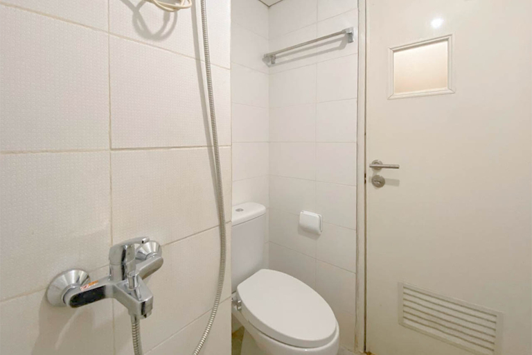 Bathroom 5, Warm Tone Studio at Candiland Apartment By Travelio, Semarang
