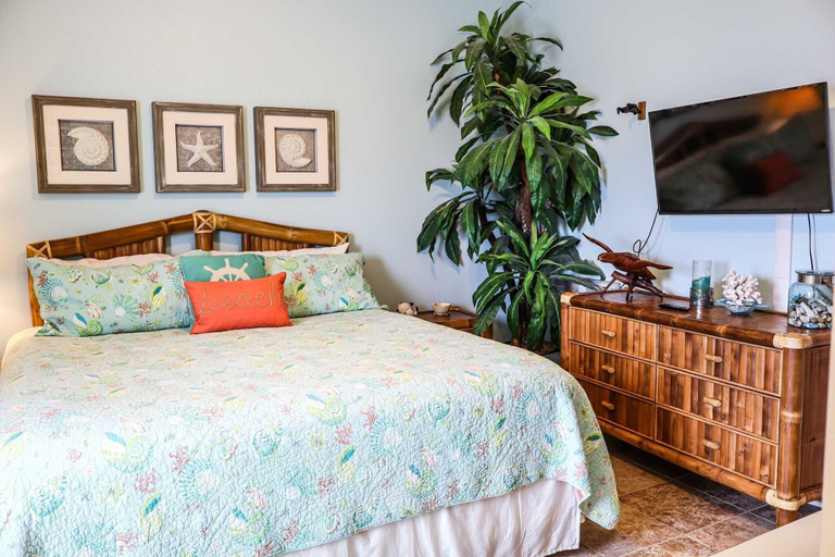Room 2, Sea Dreams 3 2 Bedroom Condo by RedAwning, Cameron