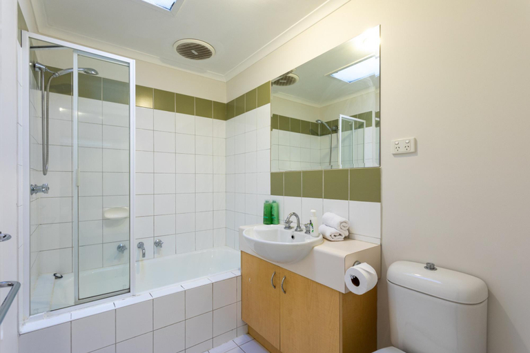 Bathroom 2, Snug 2-bed Townhouse Near Bustling Shops, Melbourne