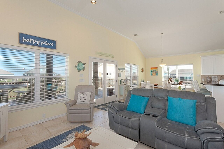 Living area 4, A Sassy Seagull 3 Bedroom Home, Galveston