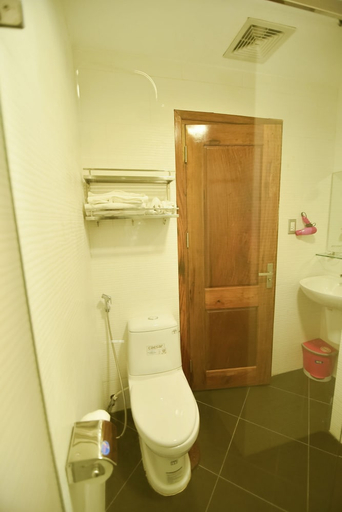 Bathroom 4, San San Hotel, Da Nang