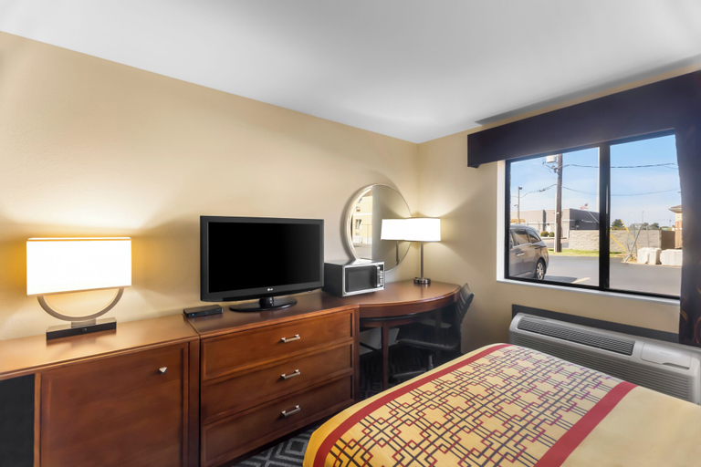 Bedroom 3, Travel Inn & Suites - Sikeston/Miner (i-55 Exit-67), Scott