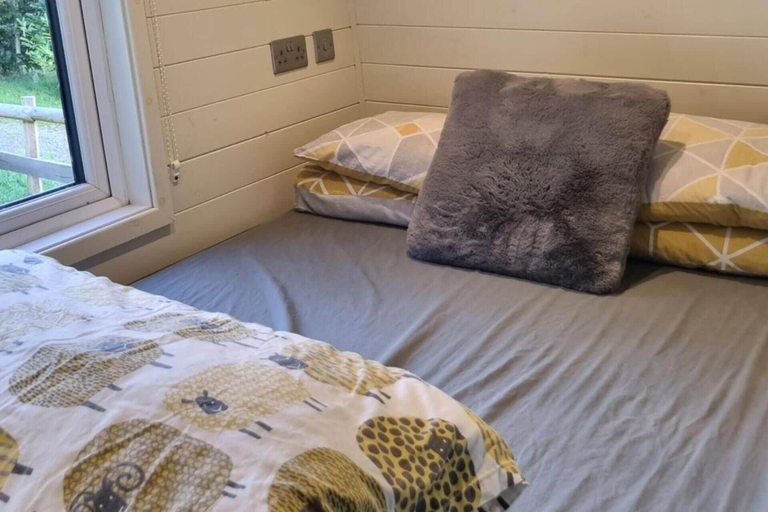 Bedroom 2, Glamping Hut - Sleeps 2, hot tub & Parking, Powys