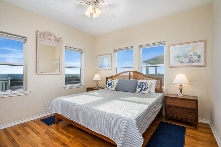 Room 4, Lotz A View 4 Bedroom Home, Galveston