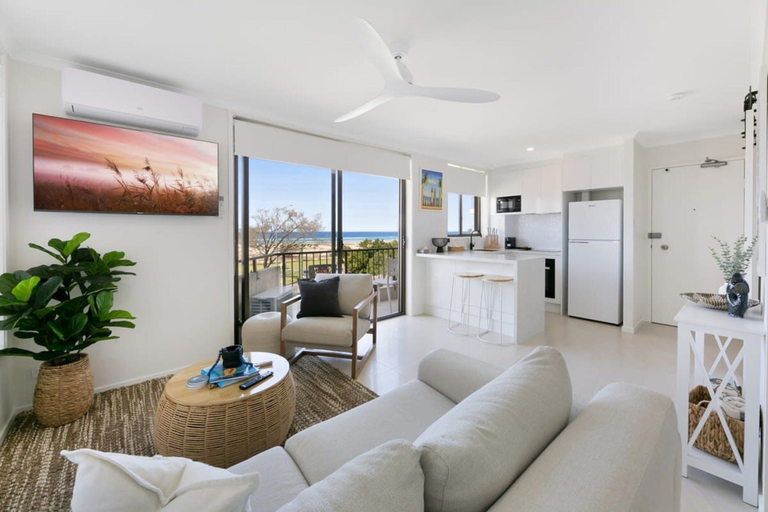 Living room 3, Beachfront Studio With Balcony & Stunning Views, Gold Coast