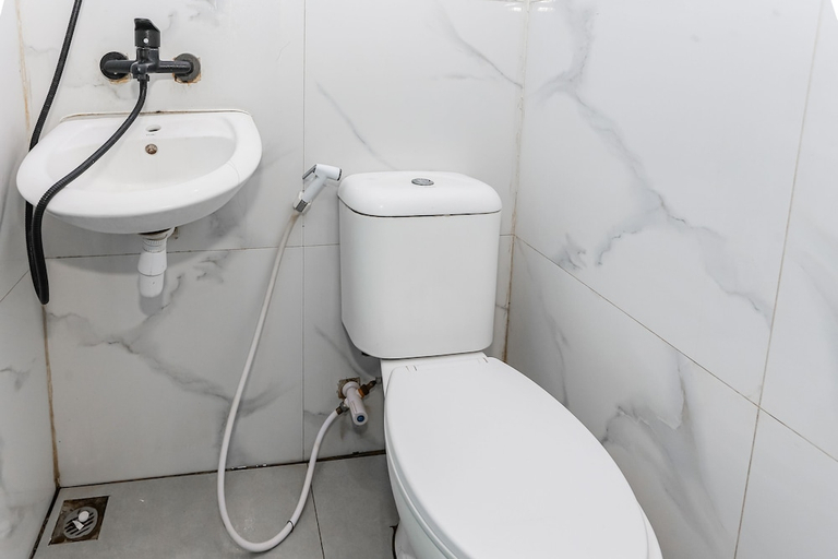Bathroom, Hotel O Iconiq Rooms, Bekasi