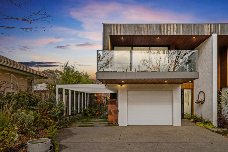 Exterior 4, Luxurious 2-bed: Pool, Lift, Dining, Canberra