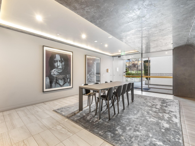 4, Brighton 1-Bed Apartment with Balcony Parking, Melbourne