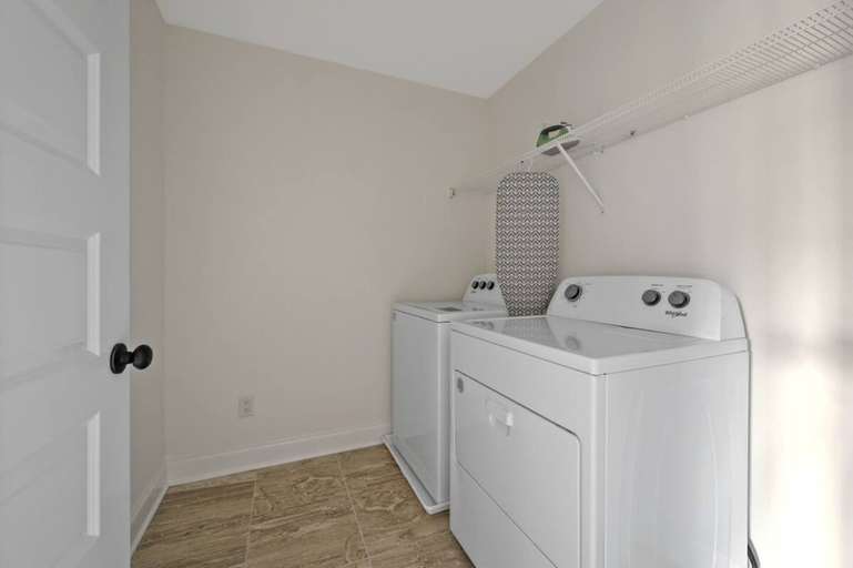 Room 5, 3 Kings Garage Front Yard Washer Dryer, Davidson