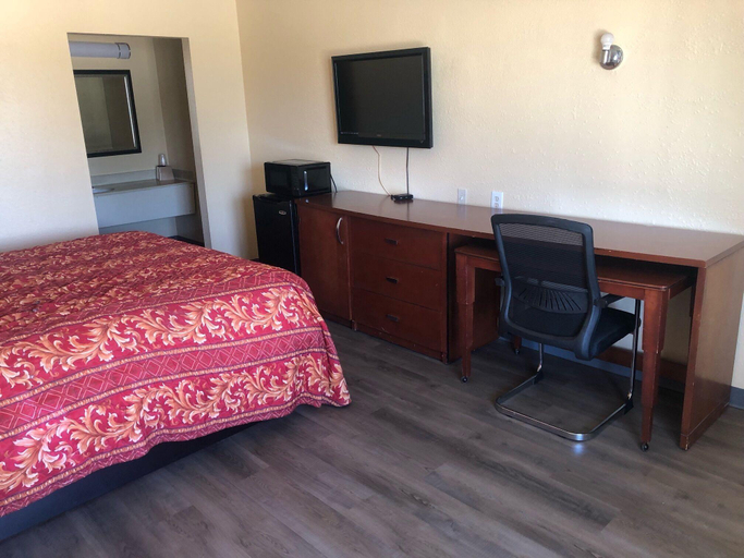 Bedroom 3, American Inn and Suites, Clayton