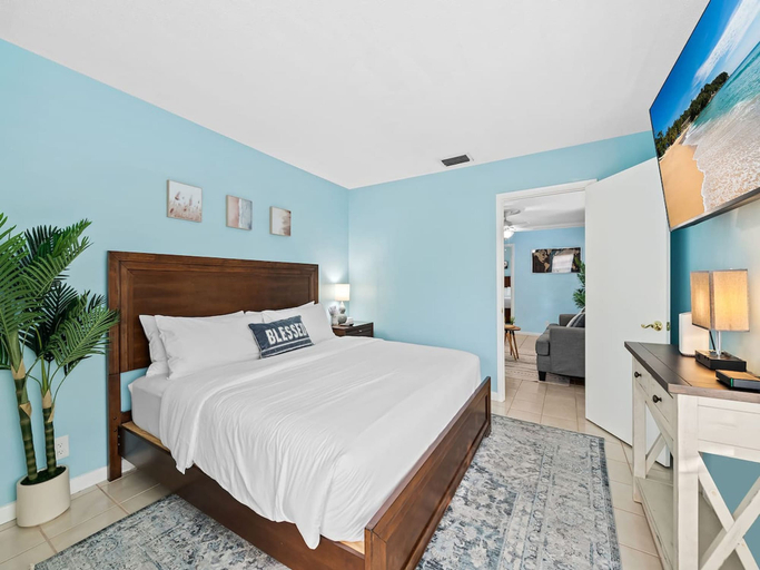Room 4, Beach Bungalow Walk to Beach Swimspa Jacuzzi, Broward
