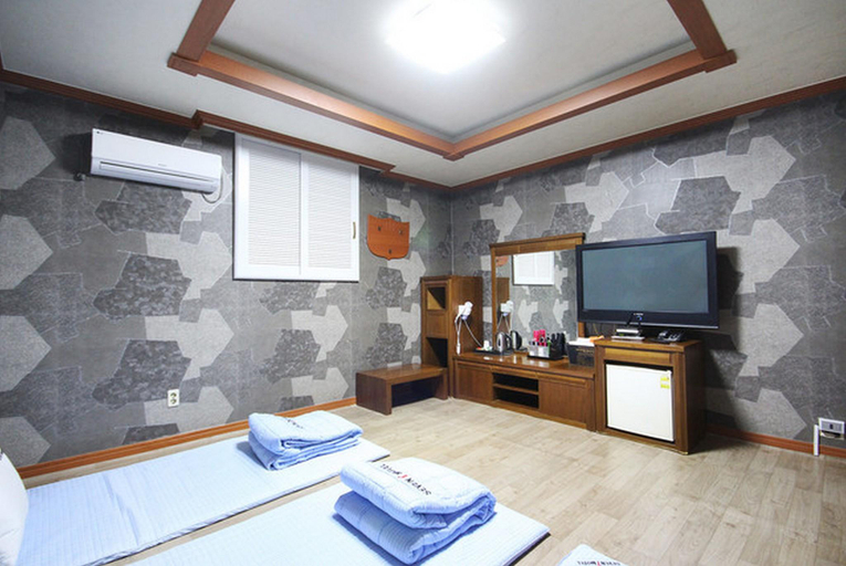 Bedroom 4, Tongyeong Seven, Tongyeong