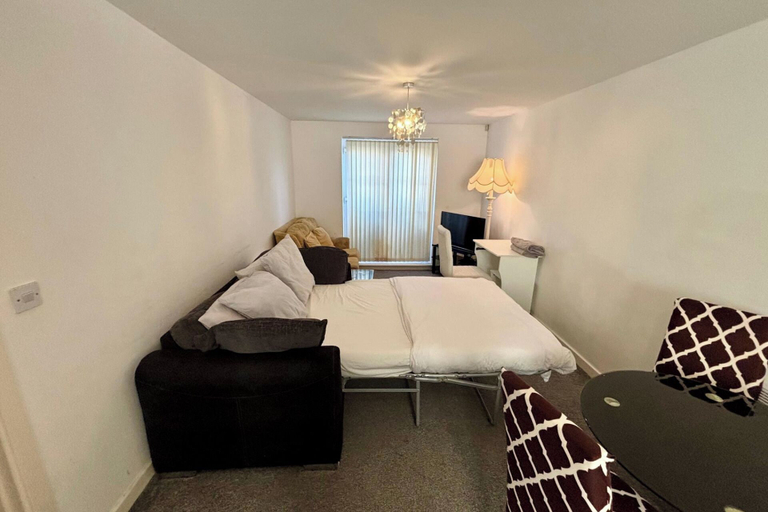Room 4, 2 Bed Wolverhampton Apartment-sleeps 5, Wolverhampton