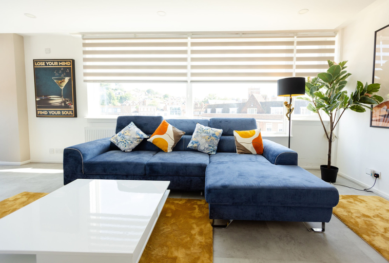 Living area 2, Apartment - Sleeps 6 - Parking - Wifi, Surrey