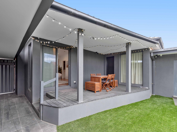 4, Stunning Studio Apartment Near Public Transport, Melbourne