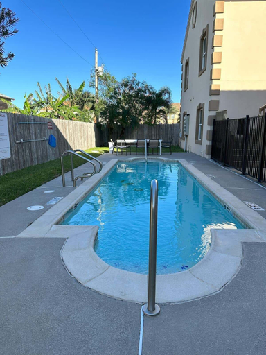 Room 4, Family Friendly Beach Condo With Pool, Cameron