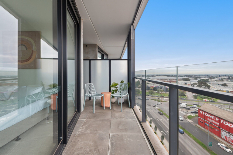 Balcony, Contemporary 2-bed Haven With Swimming Pool, Melbourne