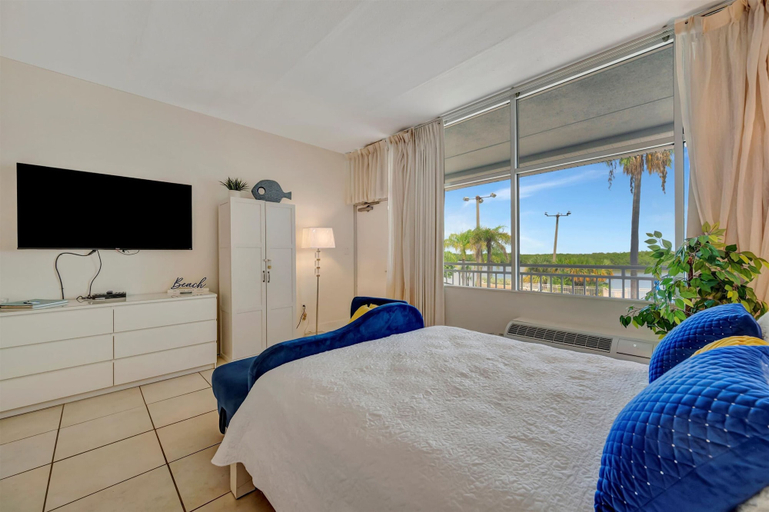Room 2, Watch the Dolphins Large Balcony Suite and Heated Pool, Hillsborough