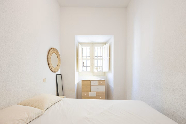 Room 4, Cozy Apartment in La Latina Perfect for Work or Study, Madrid