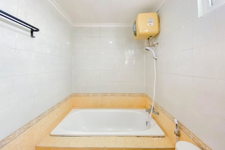 Bathroom, Spacious And Cozy Studio Grand Palace Kemayoran Apartment, Jakarta Pusat