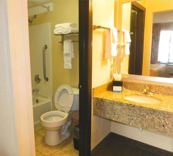 Bathroom 4, Quality Inn Jonesville I-77, Yadkin