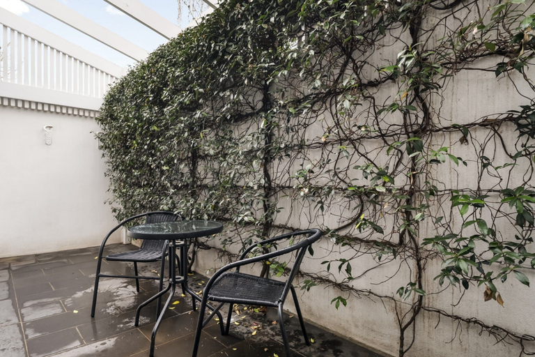 Balcony, Stylish 2BR House, Walk to Parks & Cafes, Melbourne