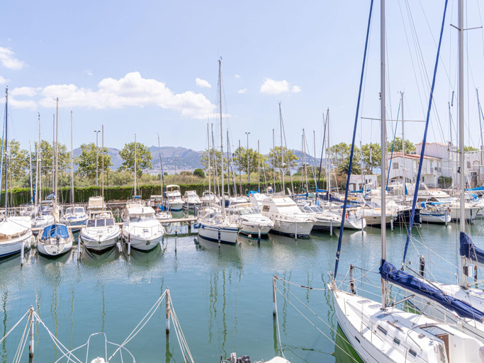 5, Apartment in Empuriabrava with Lake Views, Girona