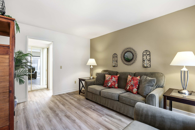 Room 4, Spacious Single-story Condo With Golf Course Views, Riverside