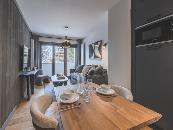 Dining 5, Apartment in Peisey With Stunning Mountain Views, Savoie