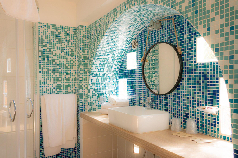Bathroom 3, Hôtel Reine D'Azur, Alpes-Maritimes