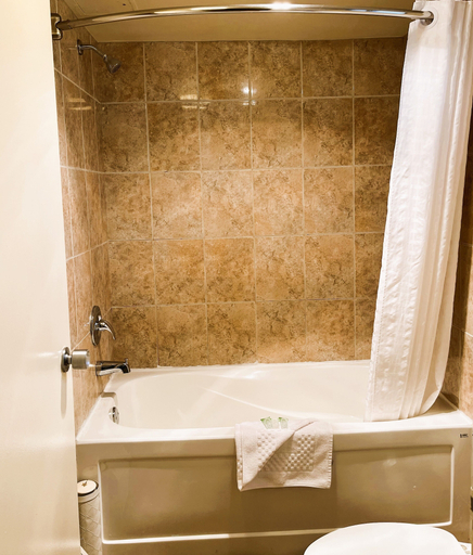 Bathroom 3, BCMInns Peace River, Division No. 19