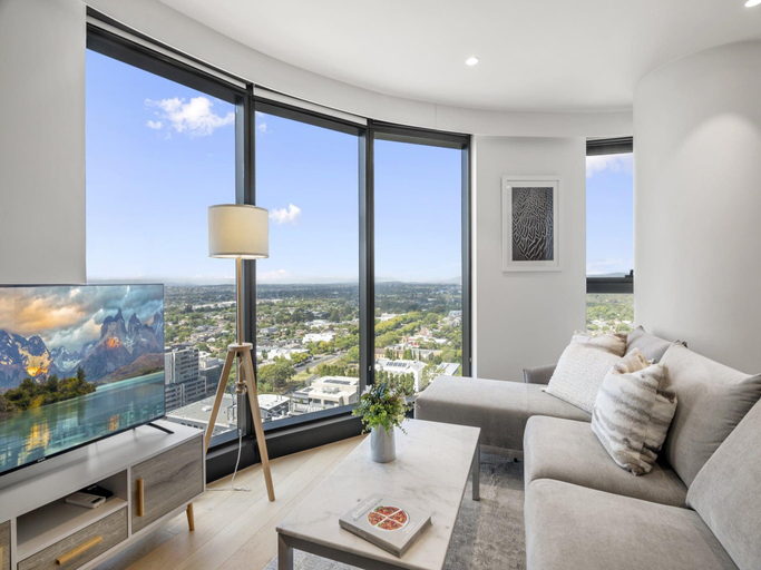 4, High-Rise 3-Bed Apartment with Premium Amenities, Melbourne