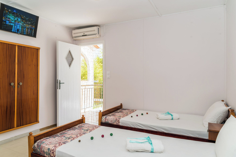 Bedroom 2, Roussa's Studios and Apartments, Ionian Islands