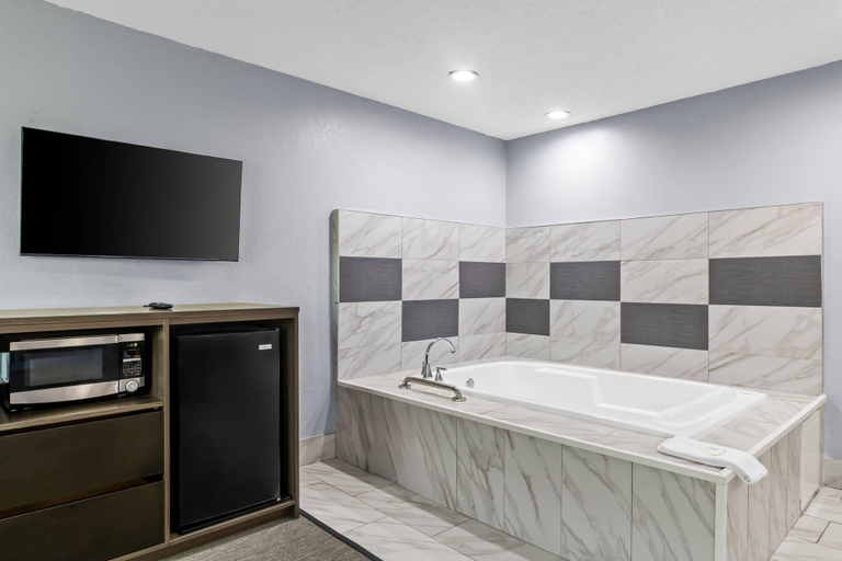 Bathroom 4, Rodeway Inn Delmont, Westmoreland