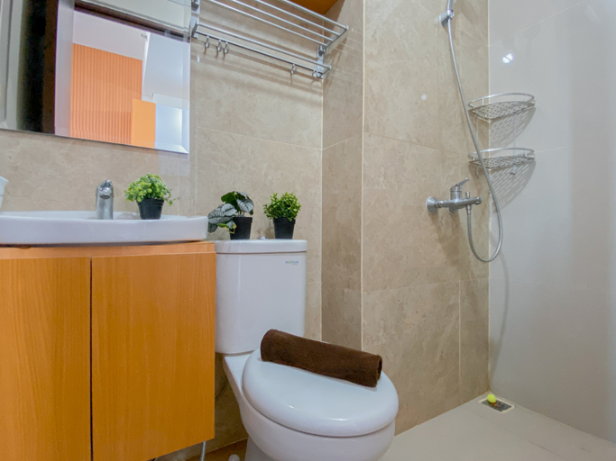 Bathroom 5, Orange Style Studio at Transpark Cibubur Apartment By Travelio, Depok