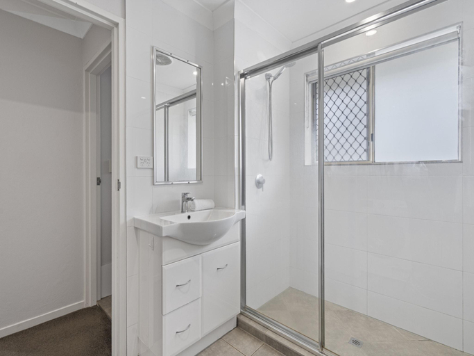 Others 5, Charming 3-bed Apartment near Local Shops, Nundah