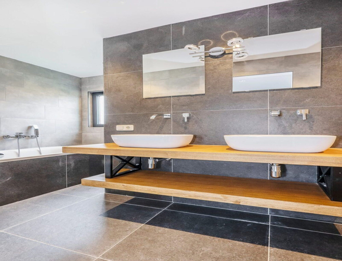 Room 4, Modern Lodge Stay With Pond View, Baarle-Nassau