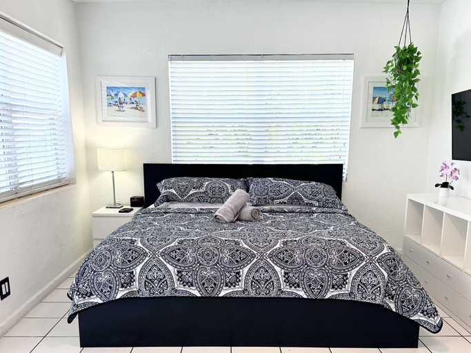 Room 2, Southwinds 6 for 3 Just Steps From the Beach, Broward