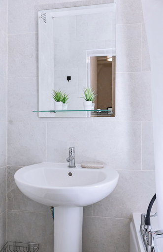 Bathroom, 3-bed Cottage, Sleeps 8, Walk to Thames, Garden, London