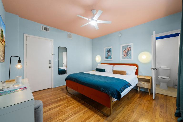 Room 4, Blue Flamingo Suites, Miami-Dade