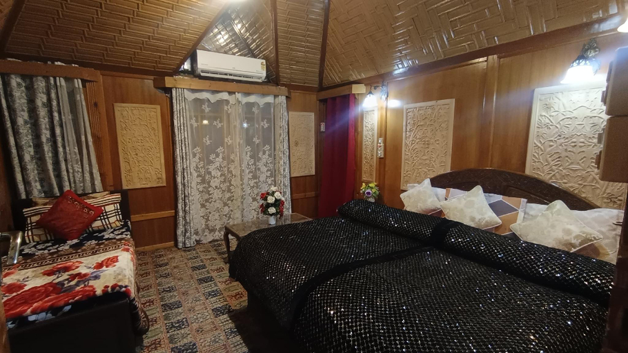 Bedroom 2, Goona Palace Houseboat, Srinagar