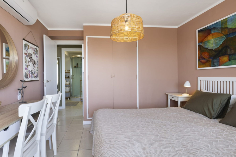 Room 5, Central Apartment with Seaview Terrace and Pool, Málaga