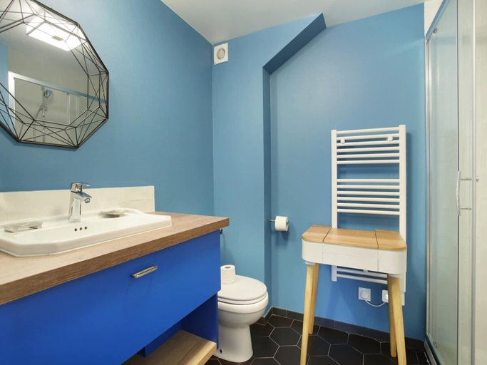 Bathroom 3, Sublime apartment Le Marais / Beaubourg, Paris