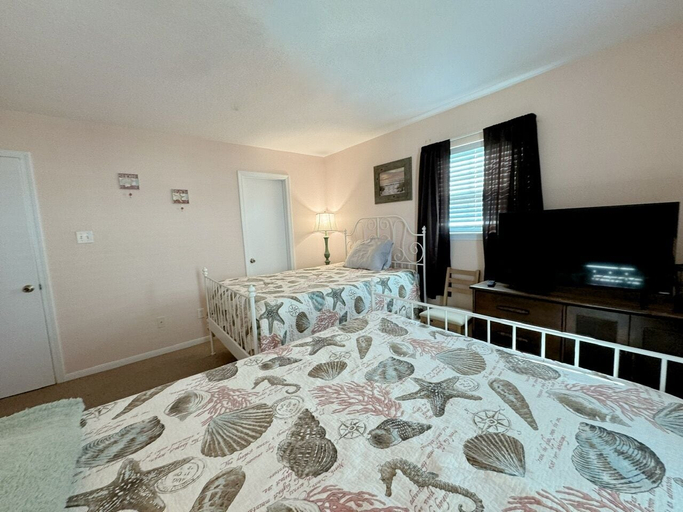 Room 2, Sea Note 3 Bedroom Home by RedAwning, Galveston